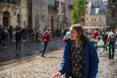 Çocuklar birbirlerine su gün sıçrama