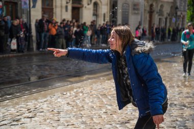 Çocuklar birbirlerine su gün sıçrama