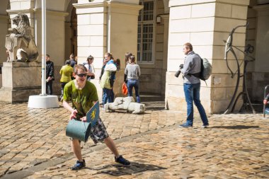 Adam gözlük splash su su günde