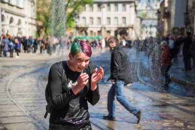 Çocuklar birbirlerine su gün sıçrama