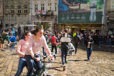 Çocuklar birbirlerine su gün sıçrama