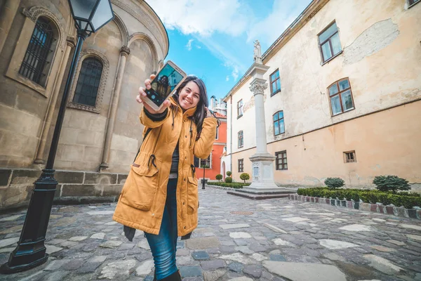 Giovane bella donna turista prendendo slefie — Foto Stock