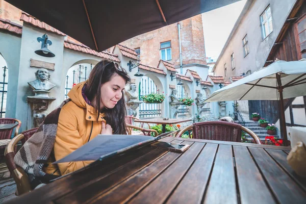 Joven hermosa mujer pedir comida en la cafetería al aire libre en la mañana chill — Foto de Stock