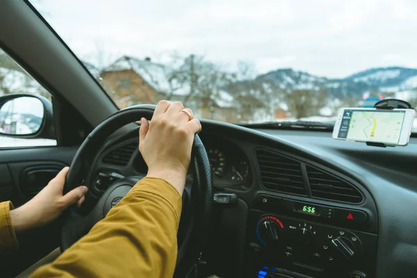 Condutores mãos em um volante e estrada turva — Fotografia de Stock