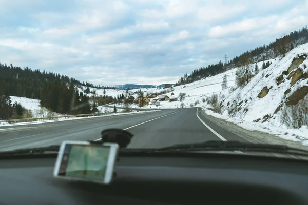 Gps navigasyon ile otoyolda sürüş — Stok fotoğraf