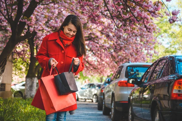 Счастливые молодые женщины, гуляющие после шопинга — стоковое фото