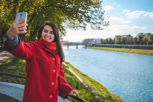 Woman talking on the phone while walking — Stock Photo, Image