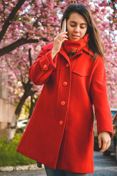 Mulher falando ao telefone enquanto caminha — Fotografia de Stock