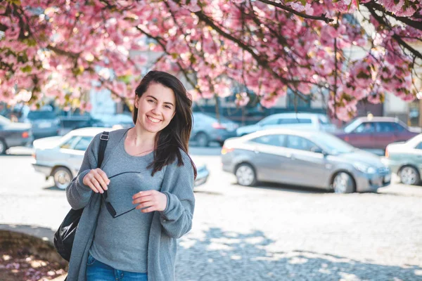 Jonge mooie vrouw in casual kleding — Stockfoto