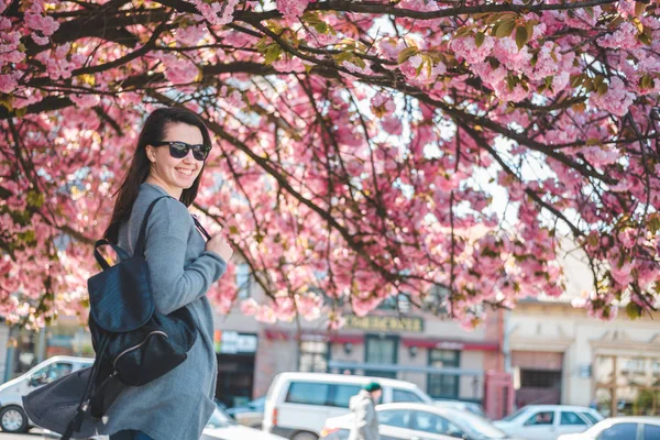 Jonge mooie vrouw in casual kleding — Stockfoto