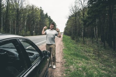 Yang adam stratching uzun yol sonra car yakınındaki
