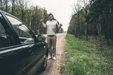 Yang adam stratching uzun yol sonra car yakınındaki