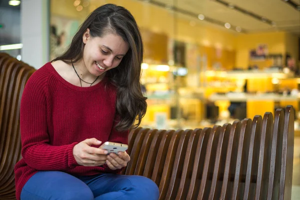 Woman sits on the bench of mall — Stock Photo, Image