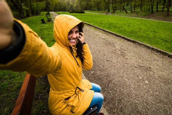 바람이 부는 날에 selfie를 복용 귀여운 행복 한 젊은 여자 — 스톡 사진