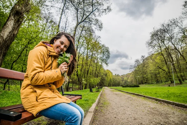 Giovane donna felice felice sorridente godendo primavera giorno d'estate — Foto Stock