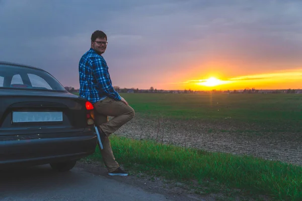Autó utazás ember megáll, hogy néz ki a sunrice az autópályán — Stock Fotó