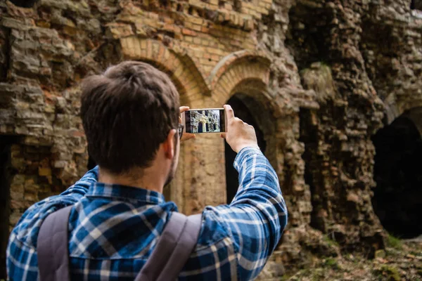 Турист фотографирует руины — стоковое фото