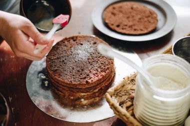 eller kadın kek yapmak