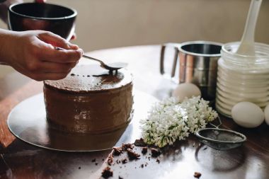 eller kadın kek yapmak