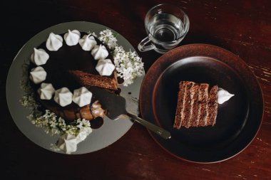 bir tabak bardak su ile çikolatalı kek