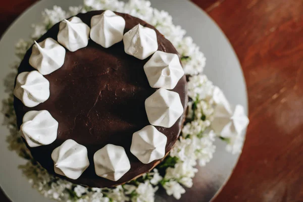 Un pastel hecho en casa cubierto de chocolate — Foto de Stock