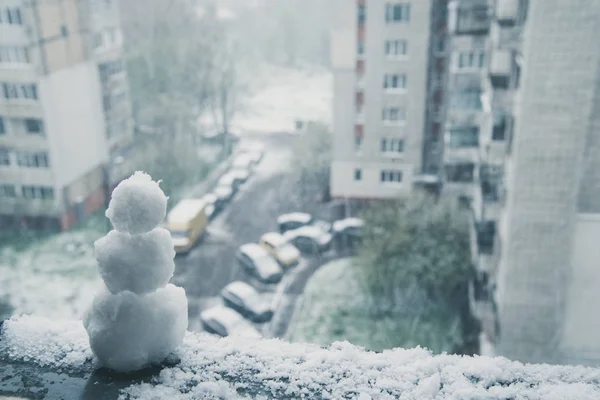 Muñeco de nieve en abril día — Foto de Stock