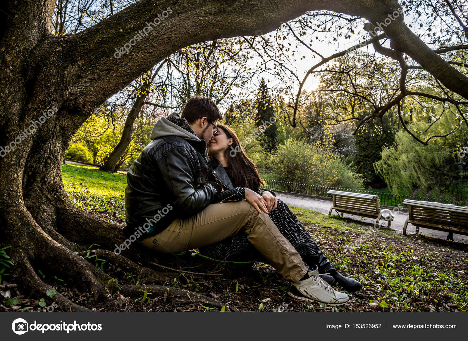 Pareja sentada en un banco bajo un árbol fotos de stock, imágenes de Pareja sentada en un banco bajo un árbol sin royalties | Depositphotos Pareja sentada en un banco bajo un árbol fotos de stock, imágenes de Pareja sentada en un banco bajo un árbol sin royalties | Depositphotos