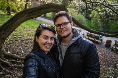 Çift alarak selfie ağacın altında park