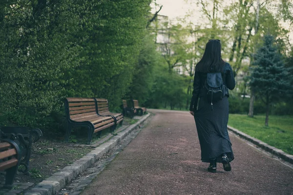 Donna passeggiando vicino al parco — Foto Stock