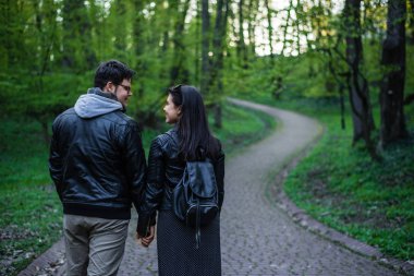 iki park ile yürüyor ve elele