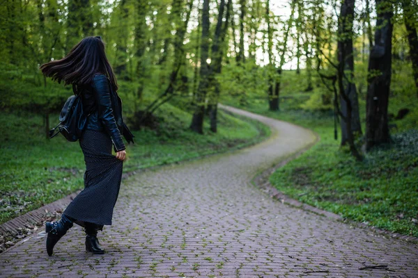 Mulher andando pelo parque — Fotografia de Stock
