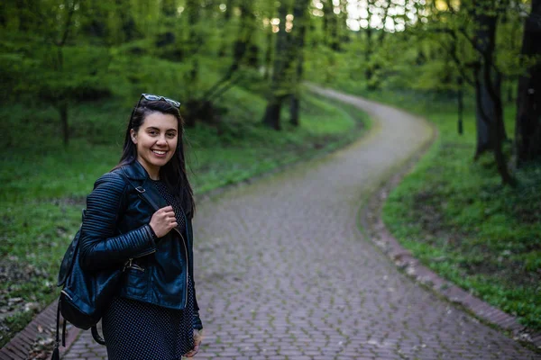 Porträt einer Frau, die an einem Frühlingstag im Park spazieren geht — Stockfoto