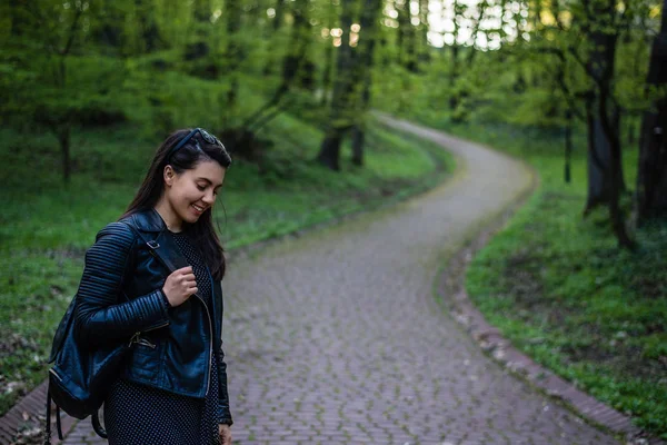 Porträt einer Frau, die an einem Frühlingstag im Park spazieren geht — Stockfoto