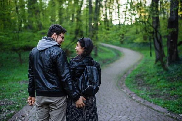Man tocuhs womans ass while walking in park — Stock Photo, Image