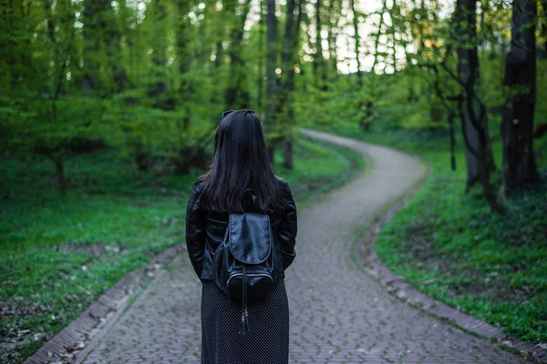 Mulher andando pelo parque — Fotografia de Stock