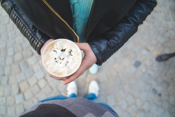 Beker met coffeein handen — Stockfoto