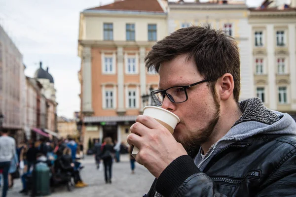 Yang homem de óculos com barba bebe café — Fotografia de Stock