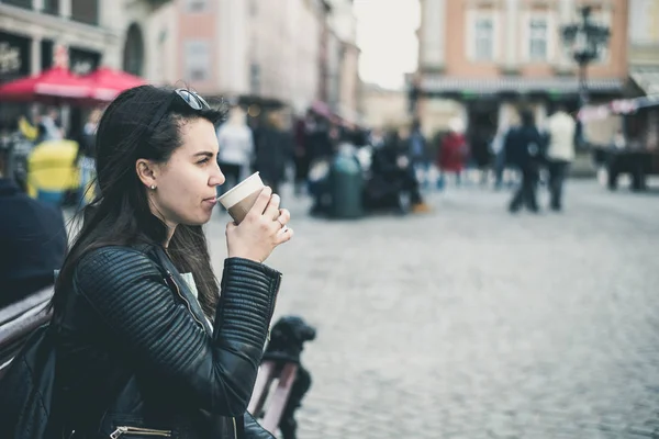 Γυναίκα ποτά καφέ έξω από — Φωτογραφία Αρχείου