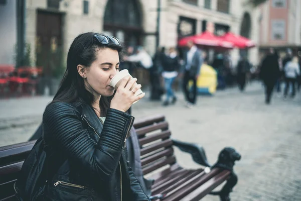 Woman drinks coffee outside — Stock Photo, Image
