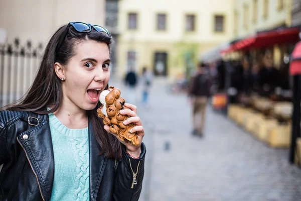 Vrouw eet icecream oustide — Stockfoto