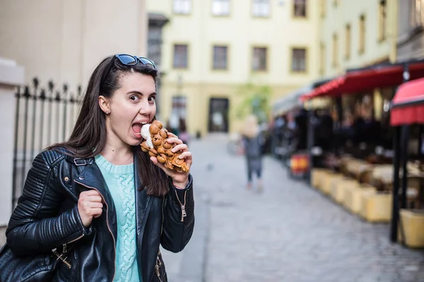 Vrouw eet icecream oustide — Stockfoto