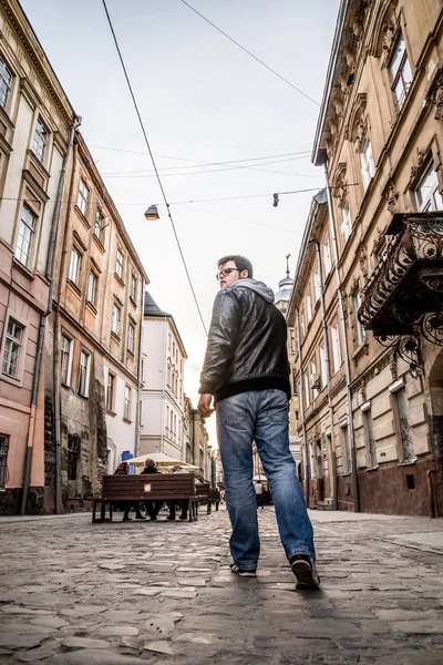 Homem andando pela velha cidade européia — Fotografia de Stock