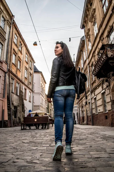 Femeie mergând pe jos de orașul european vechi — Fotografie, imagine de stoc