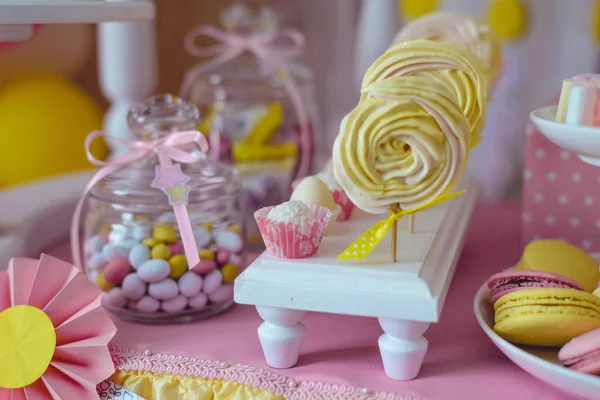 テーブル、お菓子とマカロン — ストック写真