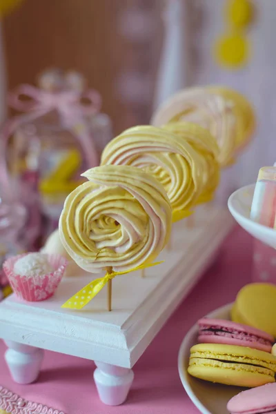 Tisch mit Bonbons, Makronen — Stockfoto