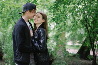 Mutlu genç güzel beyaz çifte sarılma