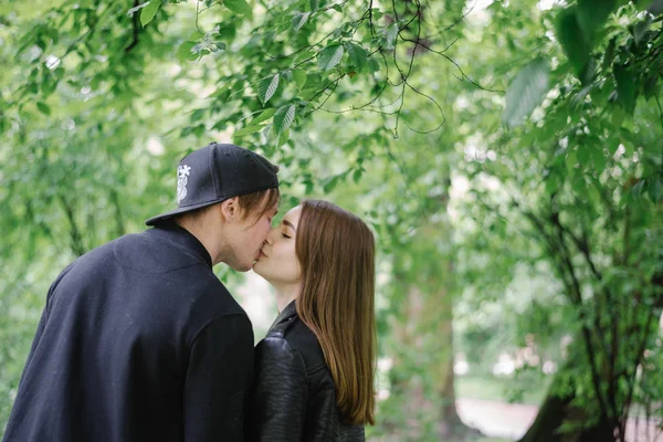 Beijando casal no meio do parque — Fotografia de Stock