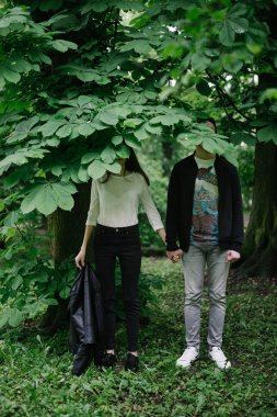 sevgi dolu çift parkta oynarken