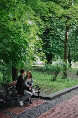 bankta Romantik Çift