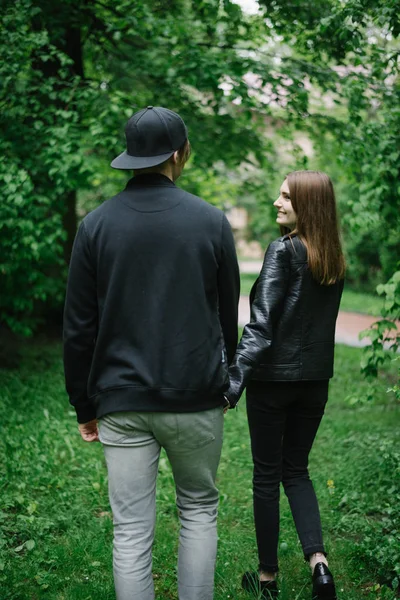 Fiatal szerető pár séta a parkban — Stock Fotó
